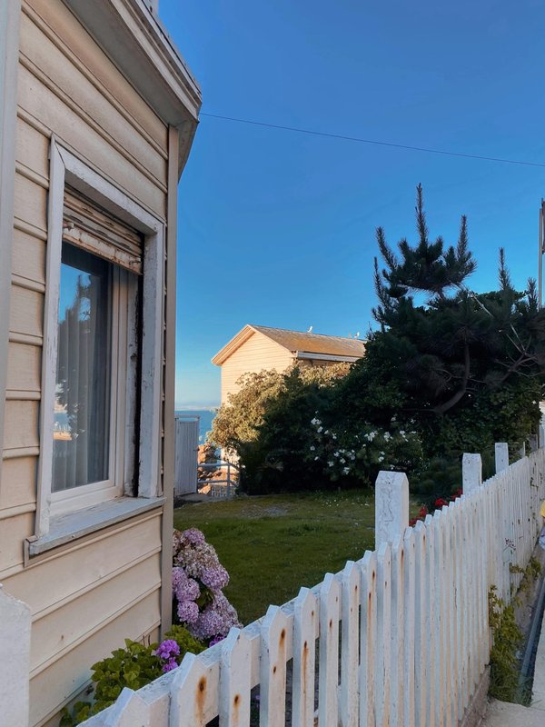 Prix clôture rigide en composite : guide des coûts et avantages